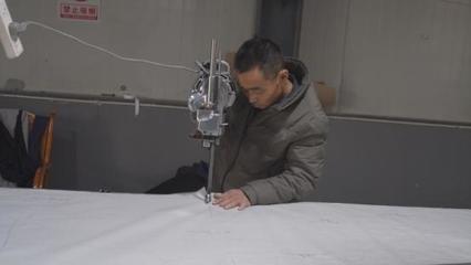新疆庫車 節后服裝企業開足馬力趕訂單，輔料制造產業鏈協同發力
